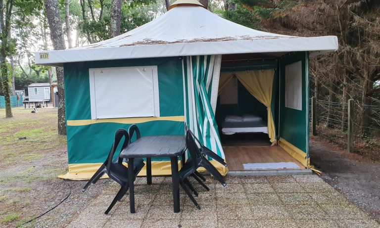 La Caban&rsquo;Toile et sa terrasse sous les pins