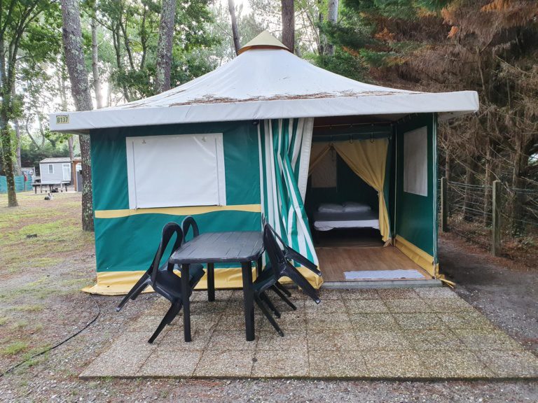 Caban’Toile, tente équipée avec terrasse et salon de jardin sous les pins