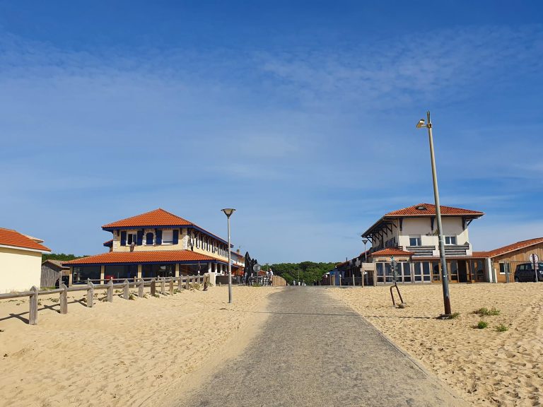 Le front de mer de Saint-Girons Plage et ses bâtiments aux toits de tuiles