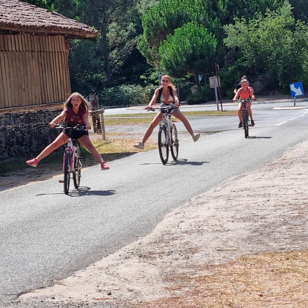 Enfants à vélo dans les allées du Camping Le Gaoucher