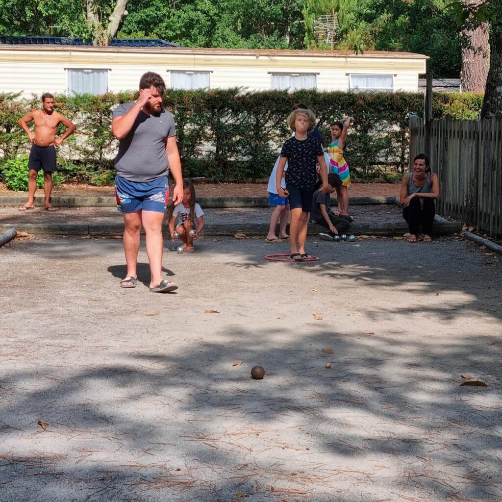 Partie de pétanque entre vacanciers au camping