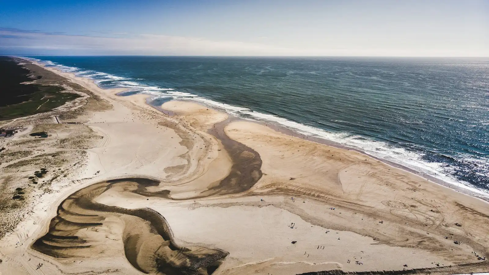 Vue aérienne de la côte landaise : dune, plage de sable et océan