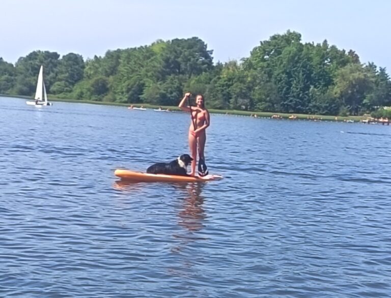 Balade en paddle sur le lac de Léon avec un chien à bord