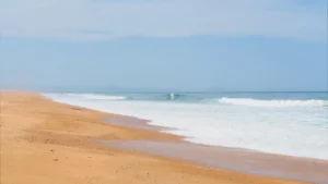 Grande plage de sable landaise et vagues de l’océan Atlantique
