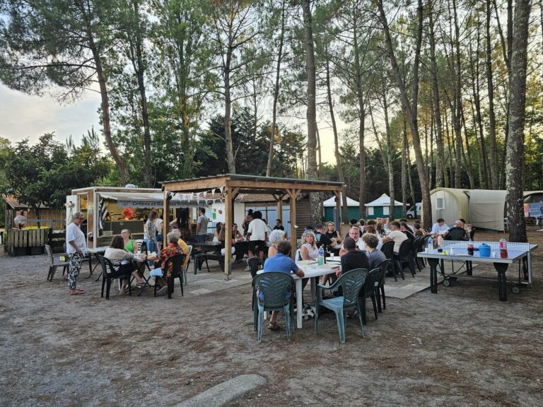 Soirée food truck : les campeurs dînent ensemble sous les pins