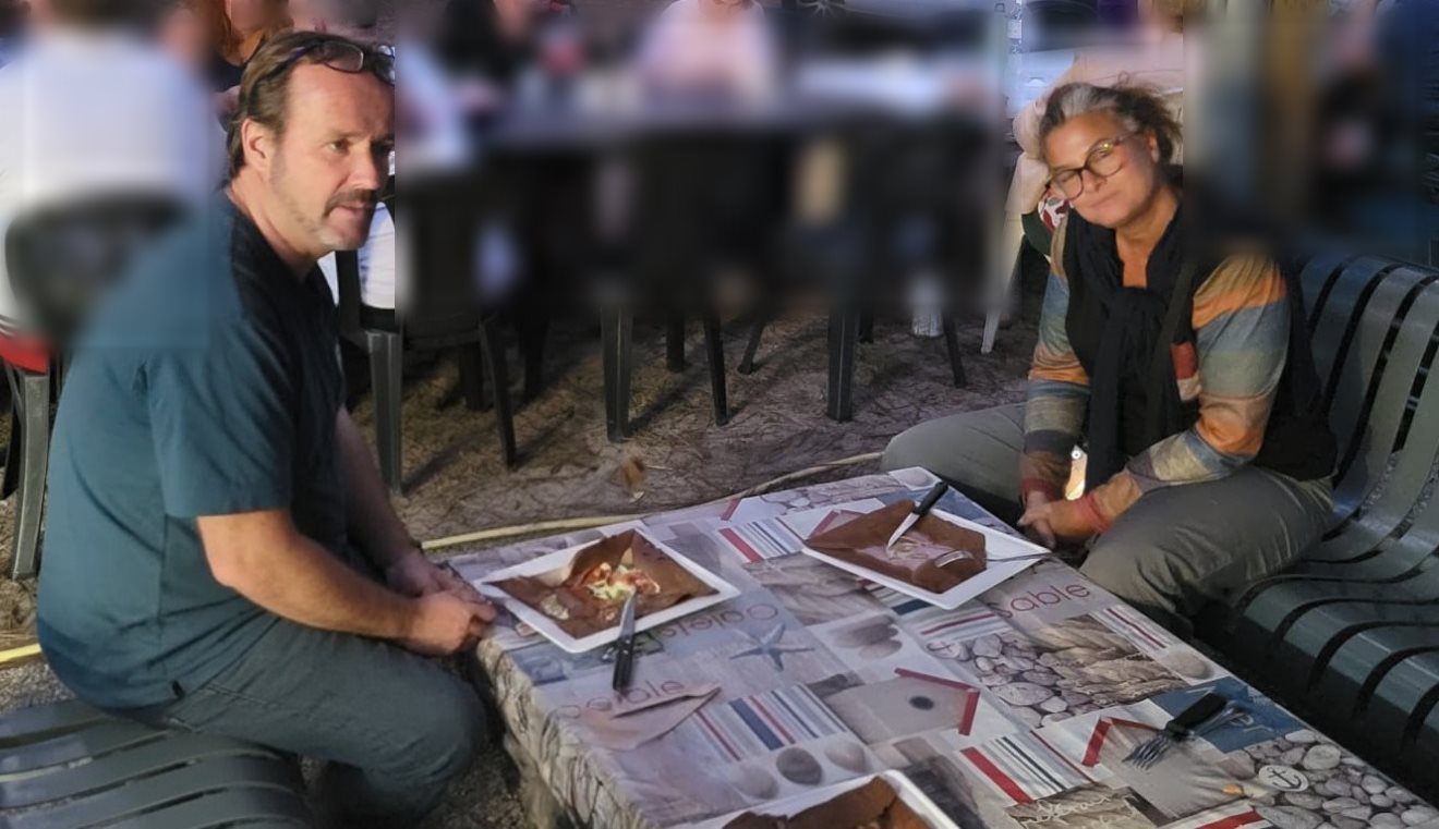 Sylvia et Stéphane attablés lors d’une soirée crêpes au camping